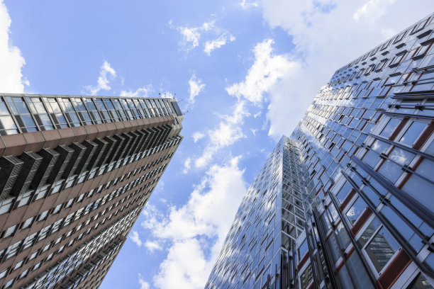 蓝天下的现代建筑图片下载