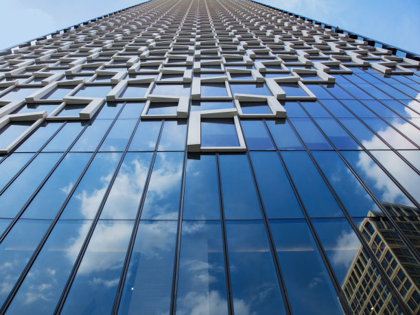 仰望全玻璃幕墙的高层建筑图片下载