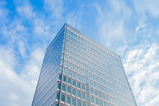 仰望全玻璃幕墙的高层建筑图片下载