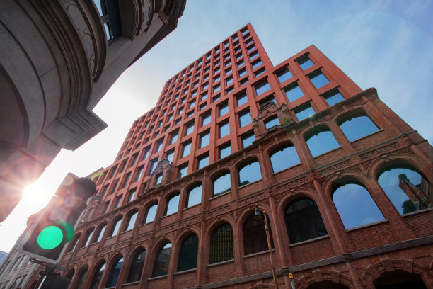 低角度拍摄的复古办公楼外观图片下载