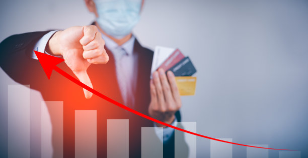 信用卡债务与红色箭头概念，商人戴着面具和使用手握信用卡与红色图形下的业务柱状图，无计划消费，失业和经济损失。图片下载