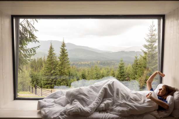 女人躺在窗台上，山景尽收眼底图片下载