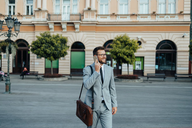 城市街道上英俊的商人图片下载