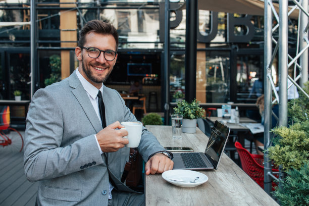 英俊的商人坐在咖啡馆酒吧图片下载