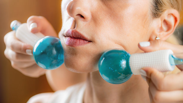 冰球面部下巴按摩图片下载