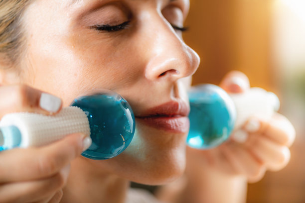 冰水晶球面部按摩图片下载