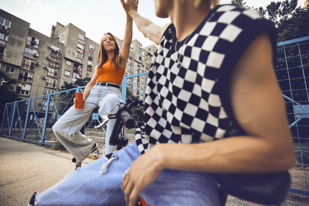 十几岁的情侣在城市外面闲逛。图片下载