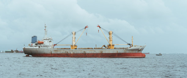 一艘巨大的货船，上面有两台起重机图片下载