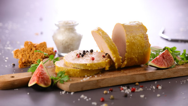 船上有鹅肝切片和新鲜无花果图片下载