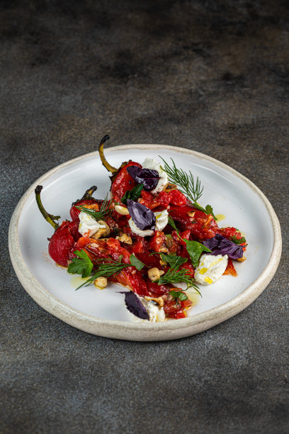 泰国菜咖喱鸡，白底木盘图片下载