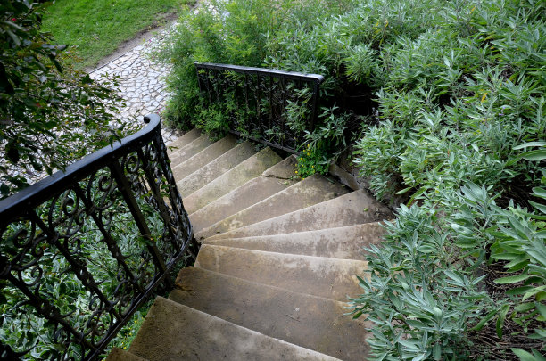 螺旋形的仓库长满了鼠尾草。花园楼梯浪漫的露台。锻铁栏杆和扶手图片下载