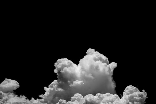 云朵孤立在黑色背景上。图片下载