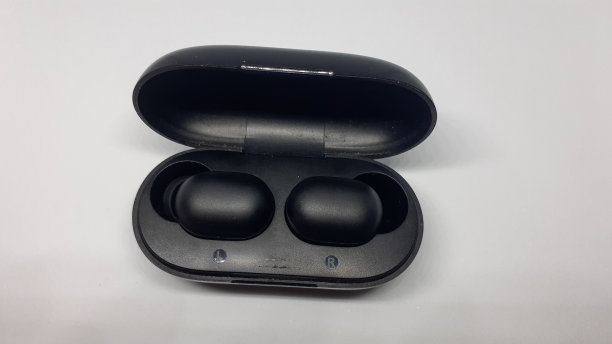 耳机和它们的外壳图片下载