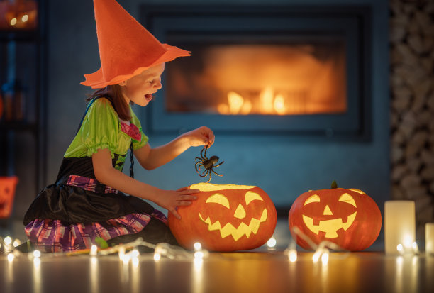 孩子在雕刻南瓜图片下载