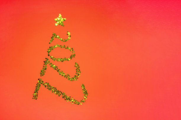 圣诞树的几何形状数字2022由金色的星星闪闪发光在红色的背景。圣诞节新年假期冬天的概念。副本的空间。贺卡模板图片下载