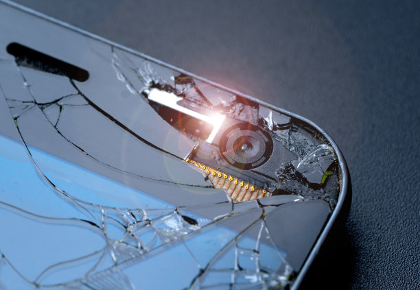 智能手机屏幕上坠毁。微距摄影。图片下载