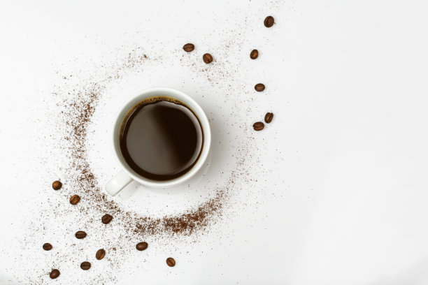 咖啡植物状态，烘焙咖啡豆，研磨咖啡和酿造的黑咖啡在一个白色的杯子里喝。图片下载