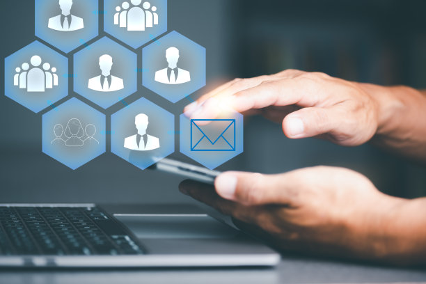 商家向客户发送商务邮件，网络电子邮件技术。现代商业互动与通讯电子互动与互动图片下载