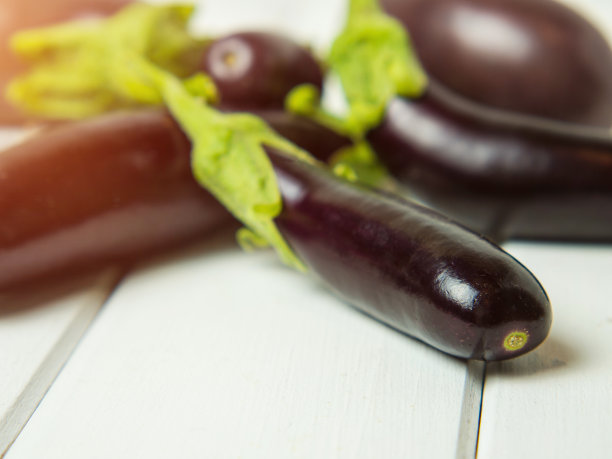 木制背景上的新鲜茄子特写图片下载