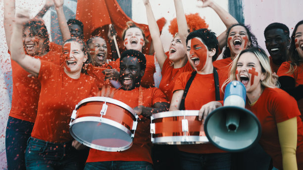 球迷有乐趣支持喜爱的球队-足球运动娱乐概念图片下载