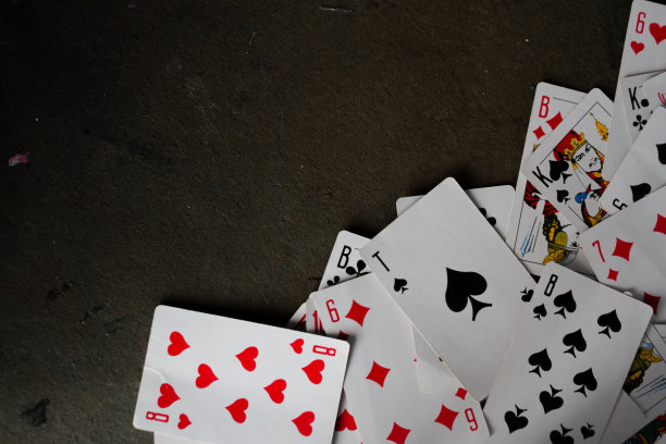 在黑色背景上玩纸牌图片下载