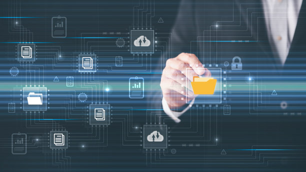商业专业人士正在管理以数字方式存储企业数据的文件和文件夹。网络空间技术理念与大型档案无纸化在线存储，流程化高效管理档案图片下载