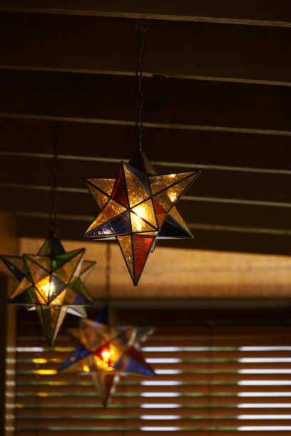 彩色玻璃吊灯与星星设计图片下载