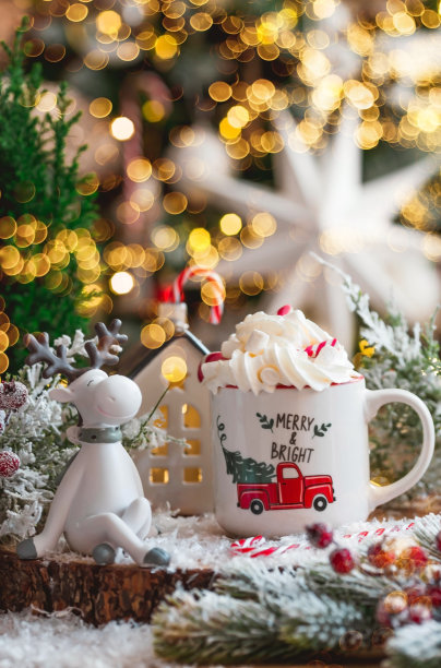 一张有可爱驯鹿的圣诞卡和一杯以美丽的焦景为背景的热咖啡。新年静物画。家庭度假的概念，温馨和舒适。图片下载