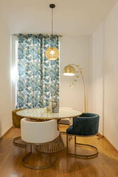 前视图餐厅与现代桌椅。有一盏金色的灯和彩色的窗帘图片下载