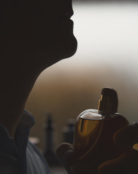 男子在脖子上喷古龙水图片下载