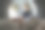 男人把手伸进前面装的洗衣机或烘干机图片下载