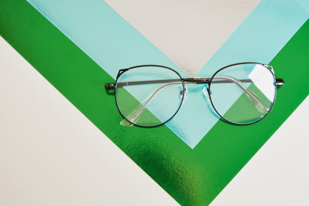 时尚时髦的眼镜纠正视力的创意背景，彩色闪亮的纸板背景图片下载