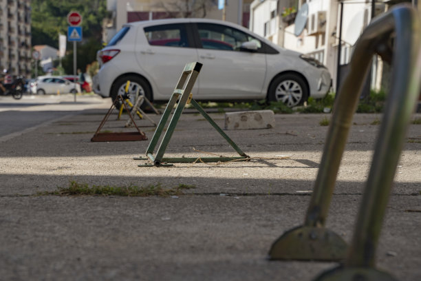禁止进入停车位的金属围栏。混凝土上的停车屏障。禁止使用停车位的机械障碍。图片下载