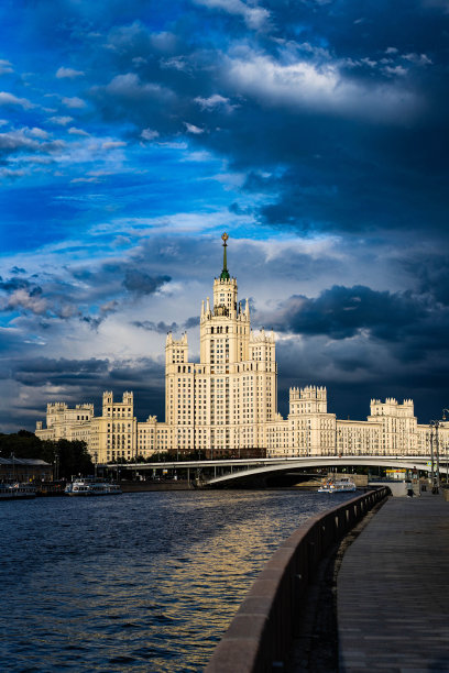 垂直特写的Kotelnicheskaya堤岸建筑与湖景在阴天图片下载