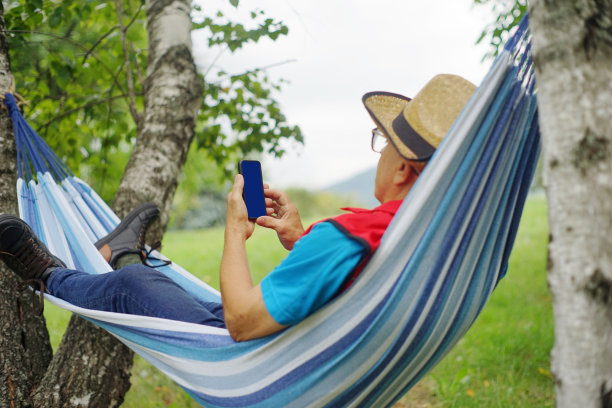 有智能手机的游客图片下载