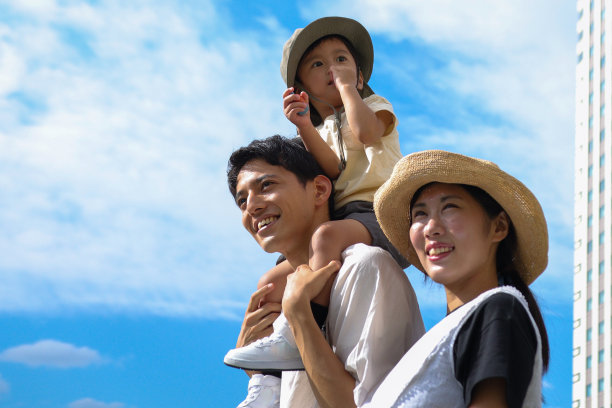 亚洲家庭步行去参加活动，享受旅游图片下载