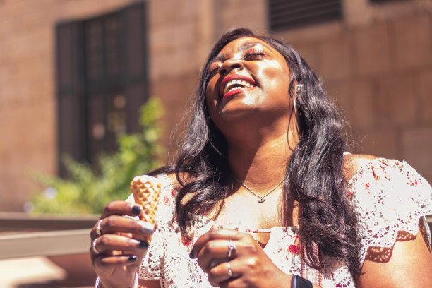 笑着仰着头图片下载