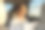 侧面肖像美丽的女性自由职业者穿着白衬衫坐在汽车后座上，用笔记本电脑工作，听音乐，看着车窗。图片下载