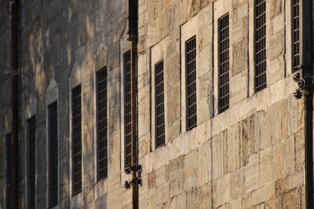 奥斯曼历史建筑的外部和带有铁条的窗户图片下载