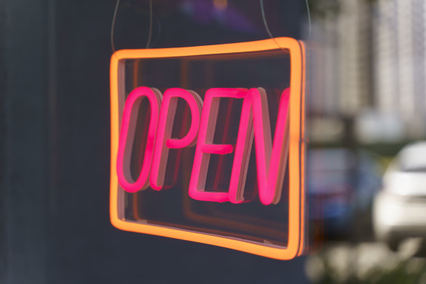 在商店或咖啡馆的玻璃门上打开的霓虹灯招牌。选择的重点图片下载