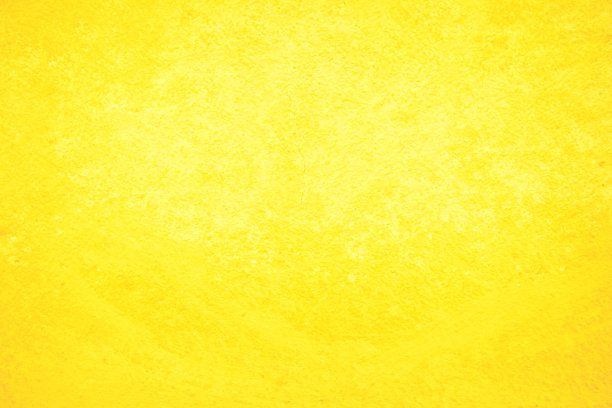 混凝土墙的纹理背景为橙色。抽象的垃圾鲜明的彩色背景与成长的效果。淡黄色油漆对比度低，质地粗糙，有空白装饰。图片下载