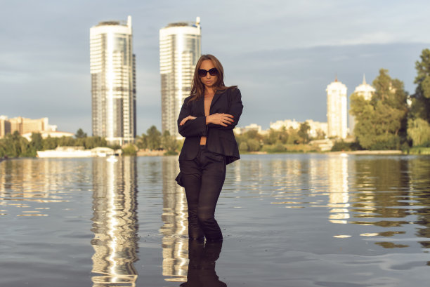 海边城市里一个晒得黝黑的女人图片下载