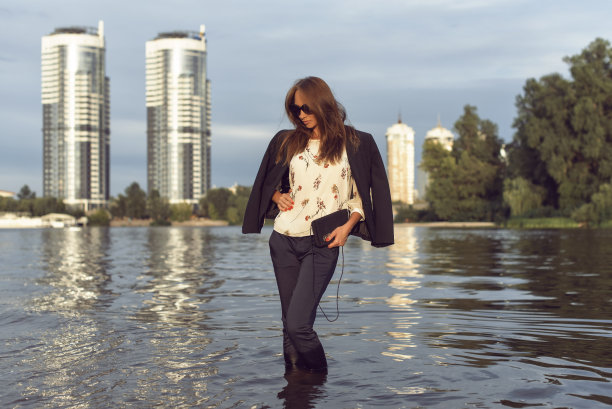 海边城市里一个晒得黝黑的女人图片下载