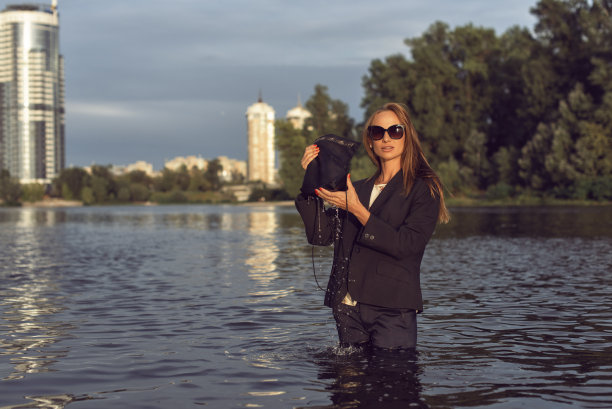海边城市里一个晒得黝黑的女人图片下载