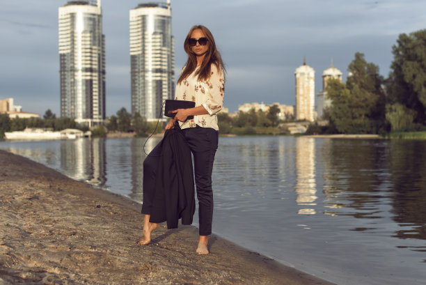 海边城市里一个晒得黝黑的女人图片下载