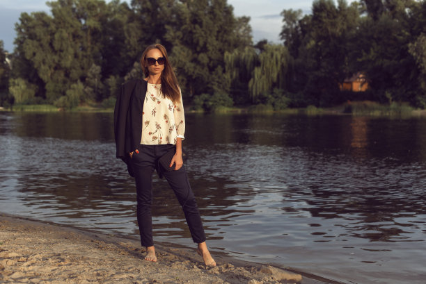 海边城市里一个晒得黝黑的女人图片下载