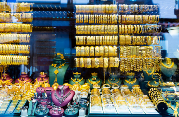 橱窗里陈列着昂贵的黄金首饰图片下载