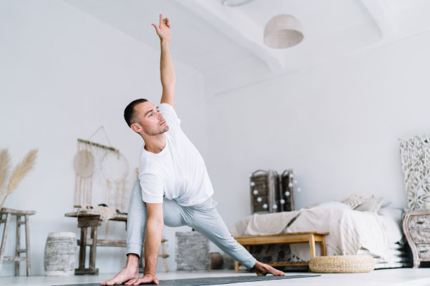 沉思集中的男性穿着休闲装享受早晨的正念训练和健康的生活方式，冷静的20岁宁静的男子站在体式享受瑜伽放松在休息时间图片下载
