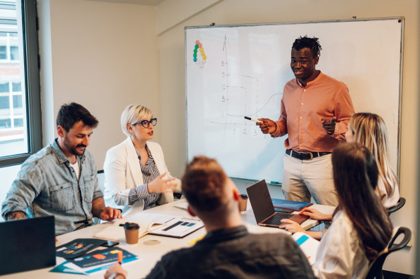 多种族的业务团队在办公室开会图片下载