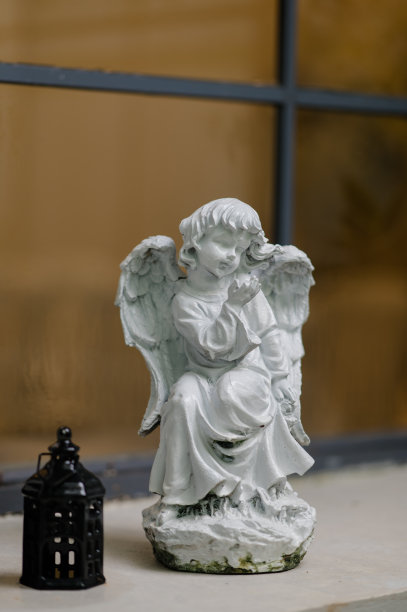 爱神丘比特的雕像孤立无援图片下载